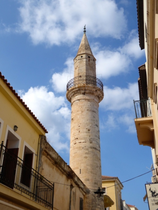 Minaret dans une rue de Chania