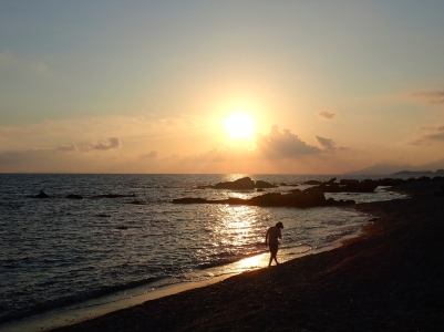 Sur la plage de Lygia, au coucher du soleil, à la chasse aux cailloux
