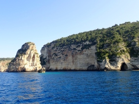 La côte Ouest de Paxos, jolies falaises et grottes.